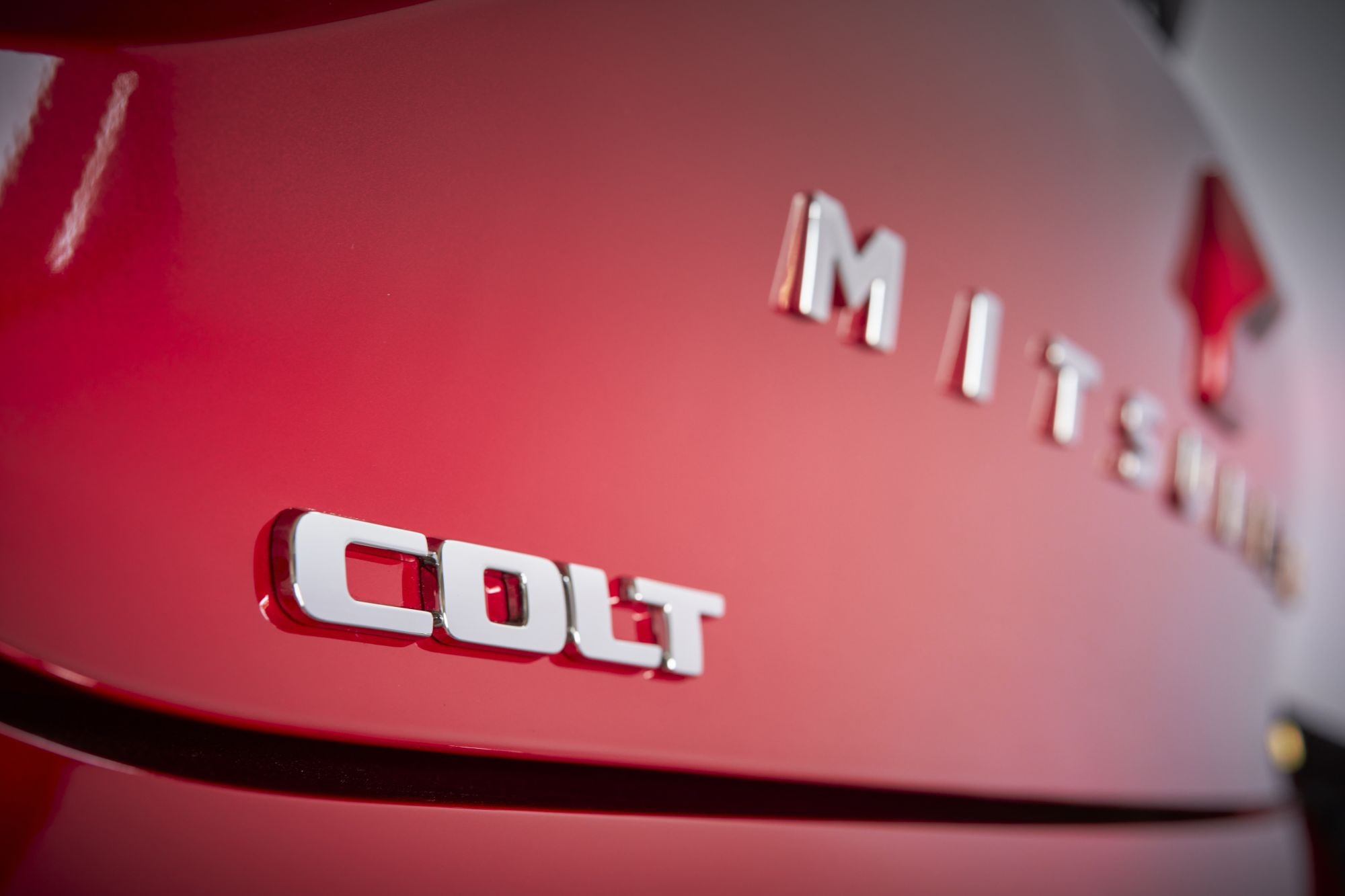 Vista trasera del Mitsubishi Colt, mostrando la elegancia en su diseño.