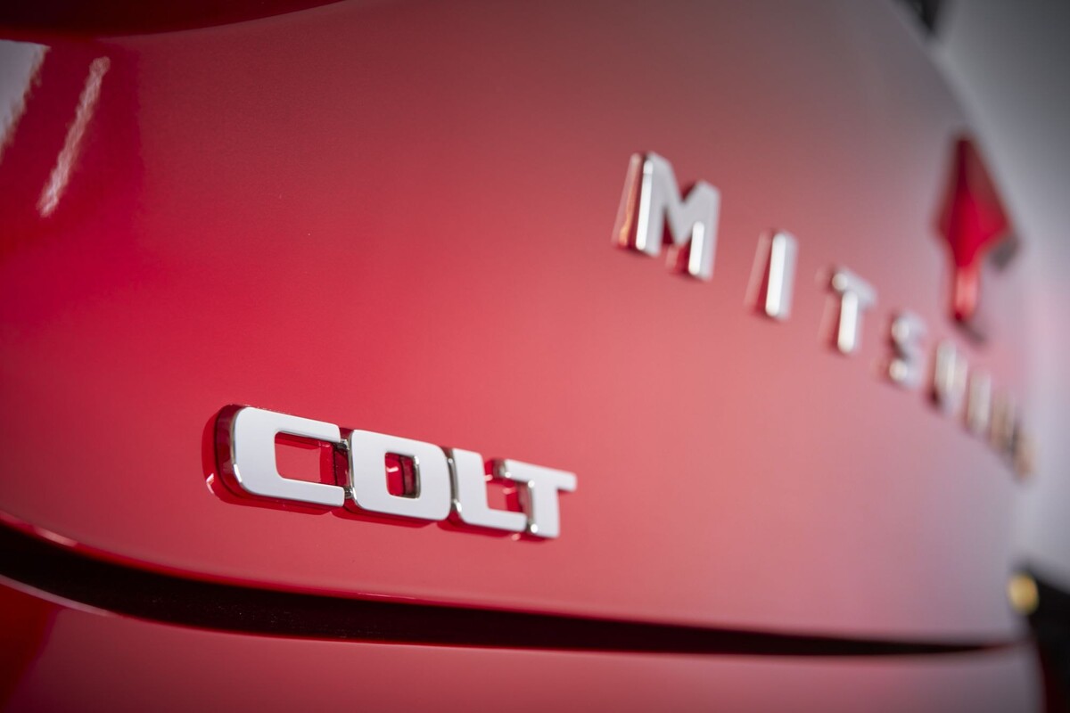 Vista trasera del Mitsubishi Colt, mostrando la elegancia en su diseño. Vista trasera del Mitsubishi Colt, mostrando la elegancia en su diseño.