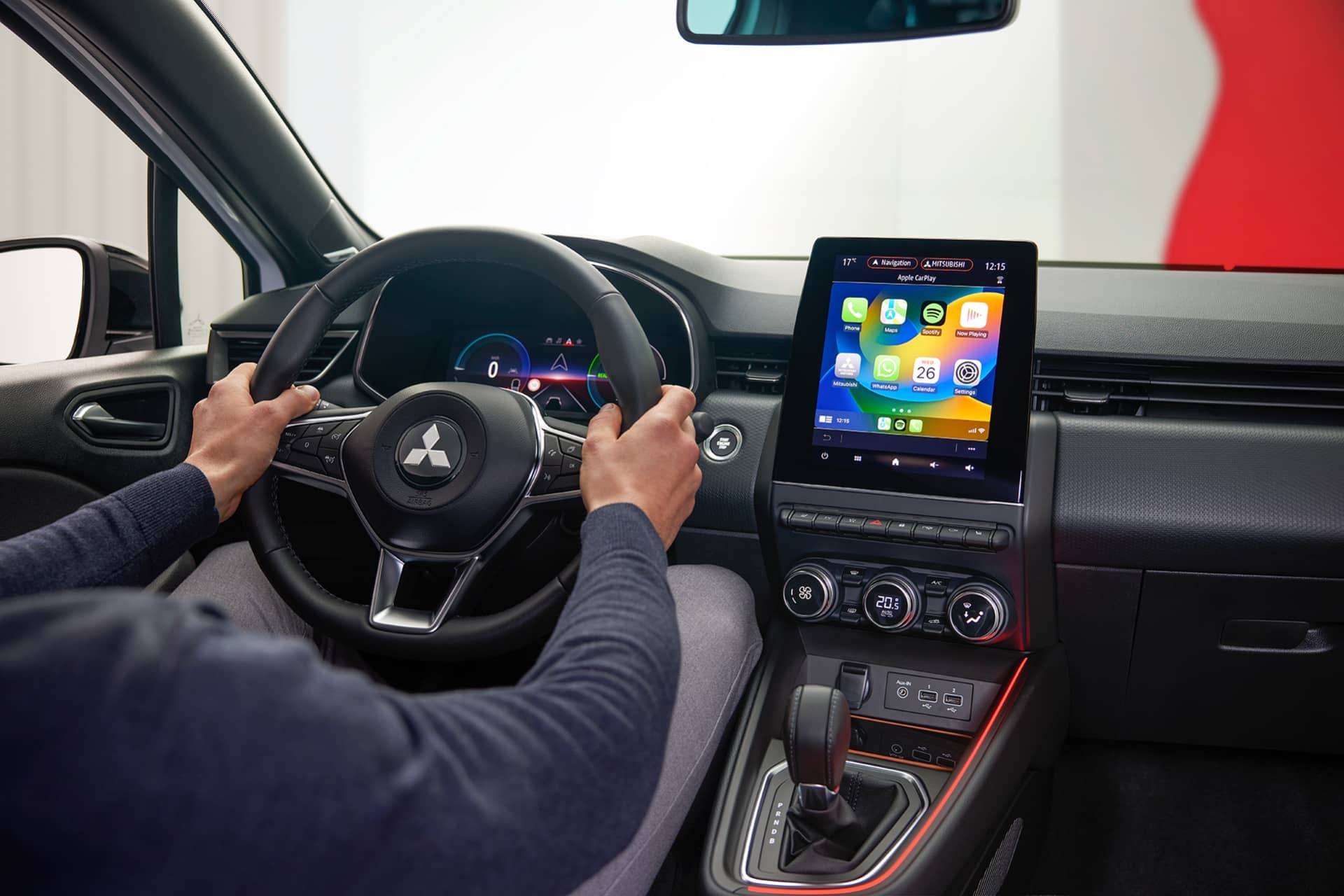 Imagen del interior enfocando la pantalla táctil y volante.