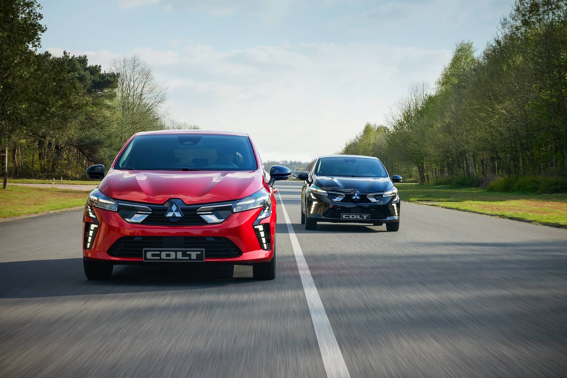 Mitsubishi Colt en movimiento mostrando su diseño frontal y robusto.