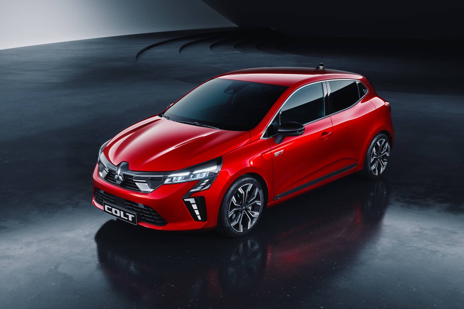 Perfil lateral del Mitsubishi Colt con techo y contornos definidos.