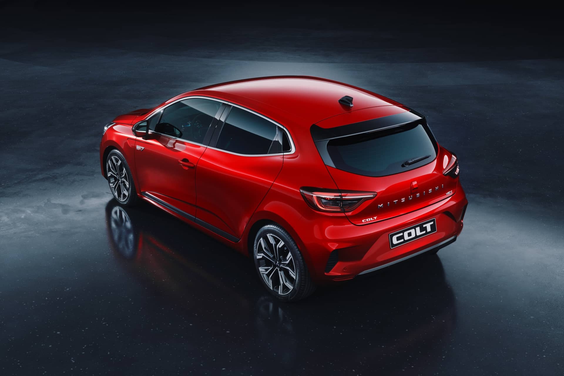 Ángulo trasero lateral del Mitsubishi Colt, mostrando su diseño aerodinámico.