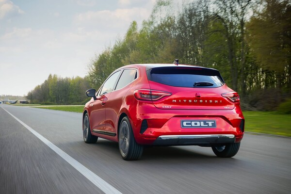 Mitsubishi Colt visto desde atrás en perspectiva dinámica. Mitsubishi Colt visto desde atrás en perspectiva dinámica.