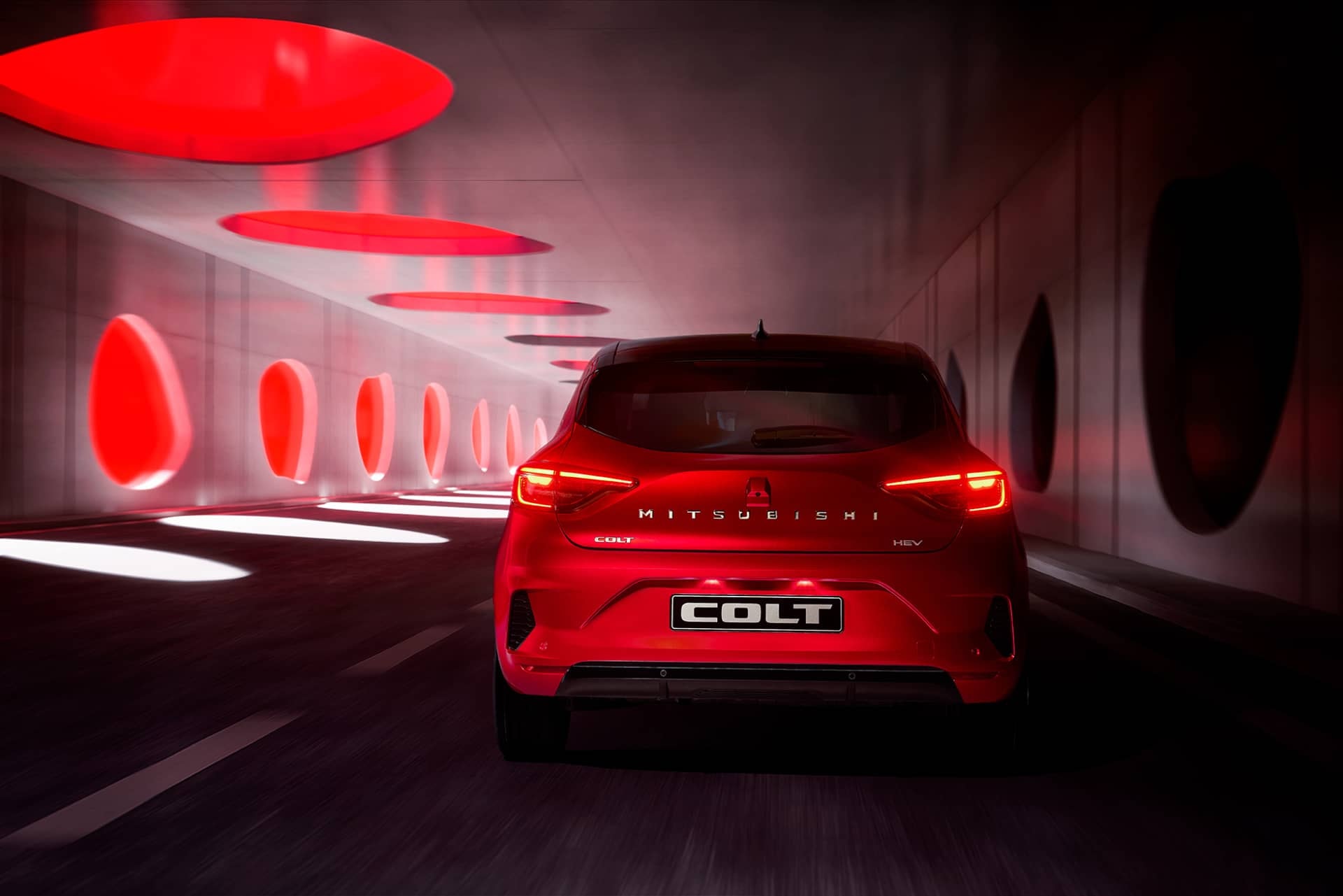 Trasera del Colt destacando la iluminación y diseño del bumper.