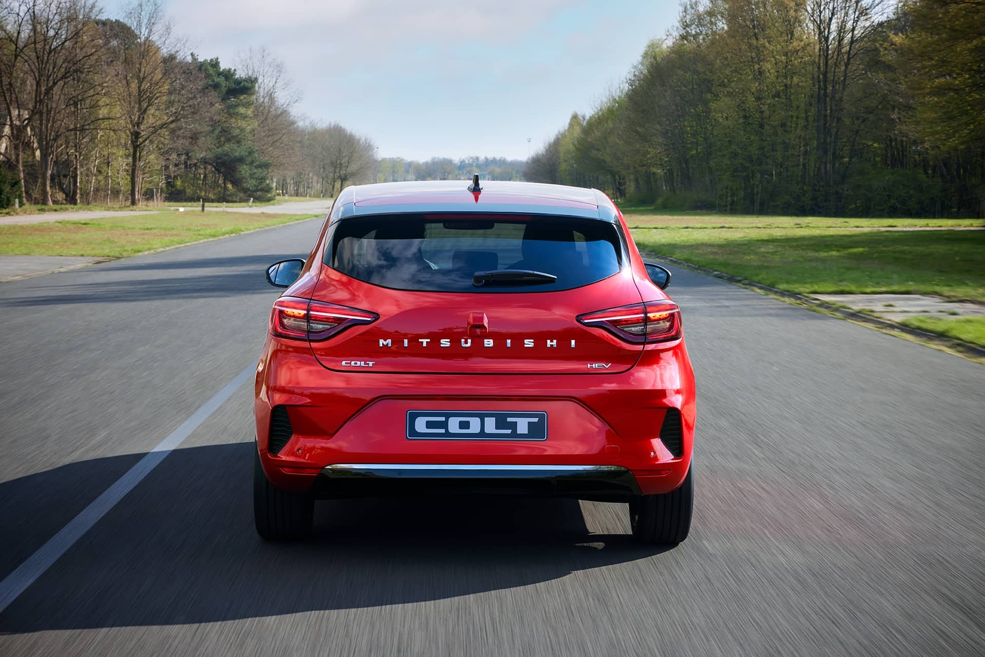 Vista posterior del Mitsubishi Colt destacando sus líneas modernas y luz LED.