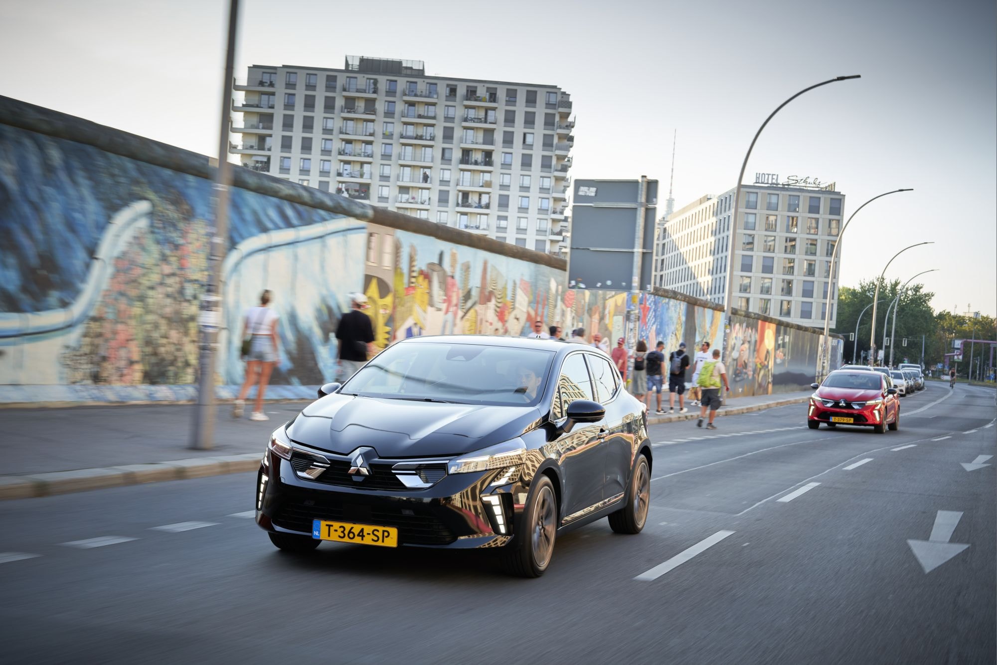 Vista frontal y lateral del Mitsubishi Colt, destacando su diseño moderno.
