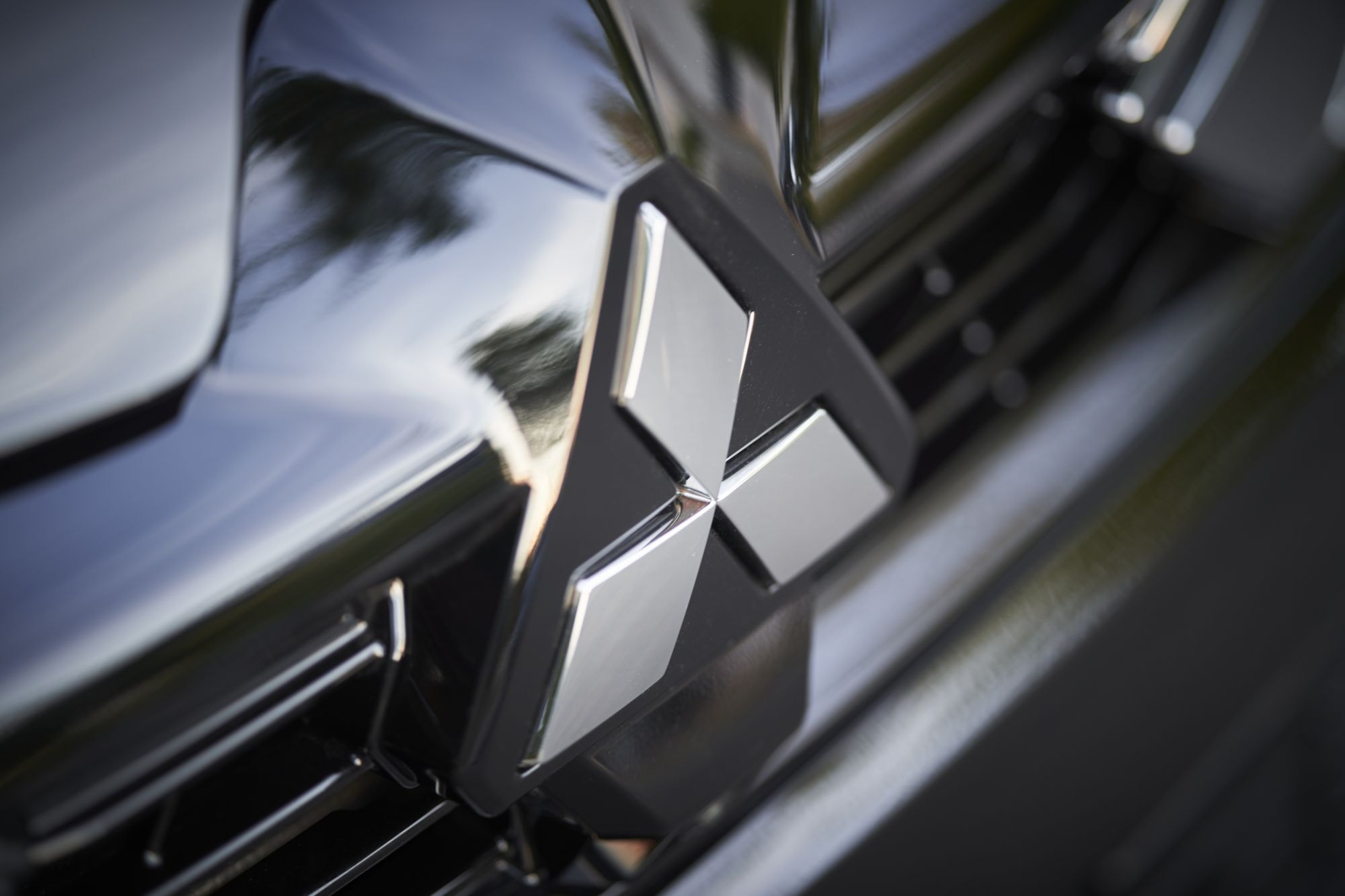 El Mitsubishi Colt en movimiento por la ciudad, mostrando su elegante silueta.