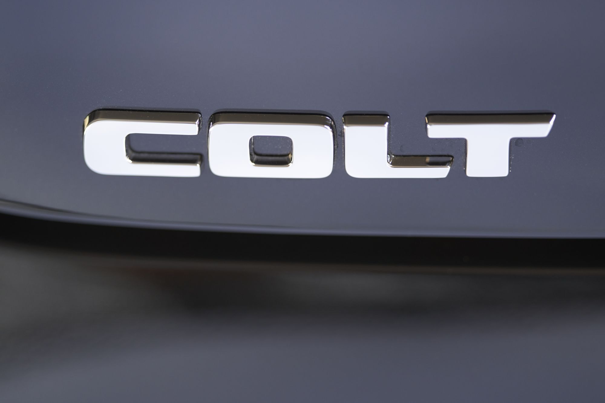 Primer plano del logotipo de Mitsubishi, símbolo de calidad y rendimiento.