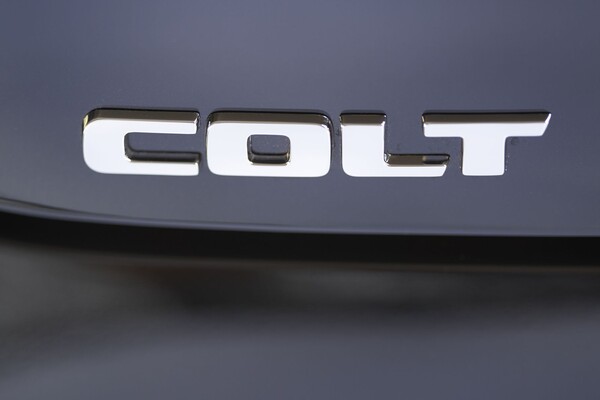 Primer plano del logotipo de Mitsubishi, símbolo de calidad y rendimiento. Primer plano del logotipo de Mitsubishi, símbolo de calidad y rendimiento.