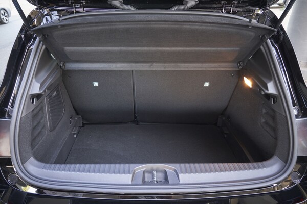 Logo 'COLT' en la parte trasera, destacando la identidad del modelo. Logo 'COLT' en la parte trasera, destacando la identidad del modelo.