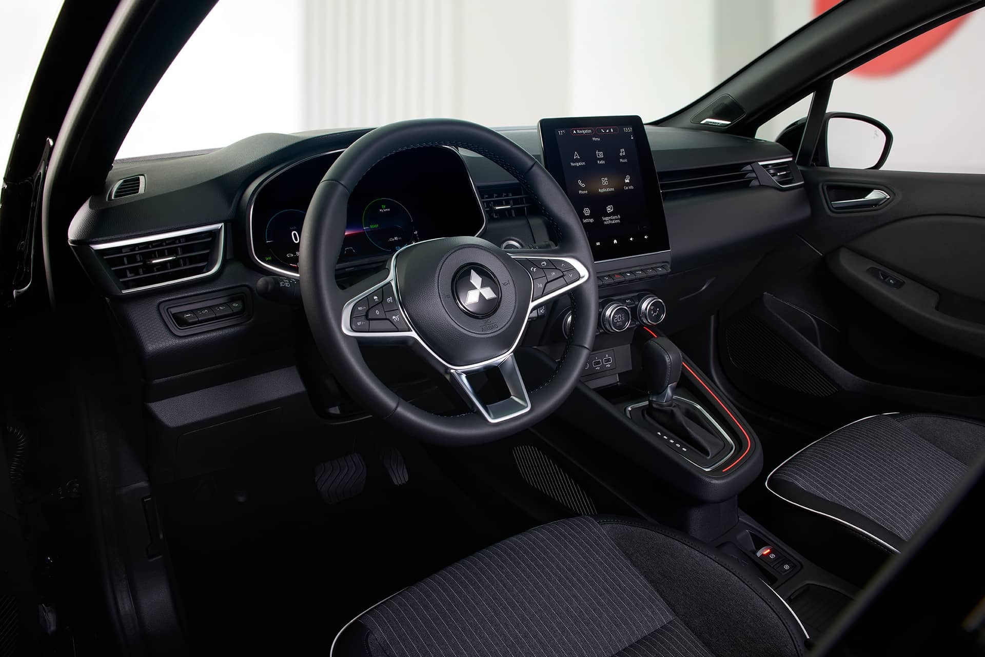 Interior del Colt destacando asientos y diseño ergonómico.