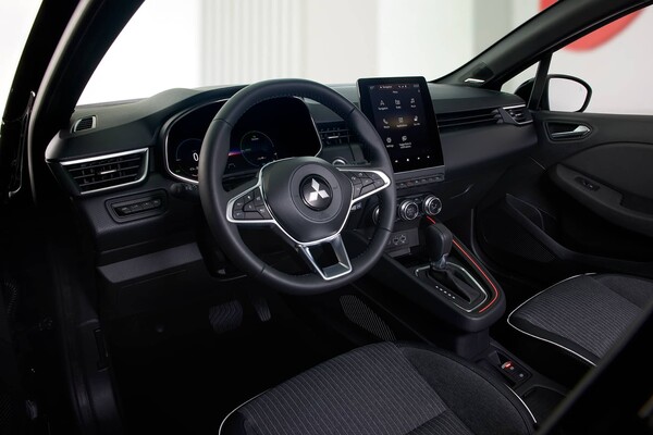 Interior del Colt destacando asientos y diseño ergonómico. Interior del Colt destacando asientos y diseño ergonómico.