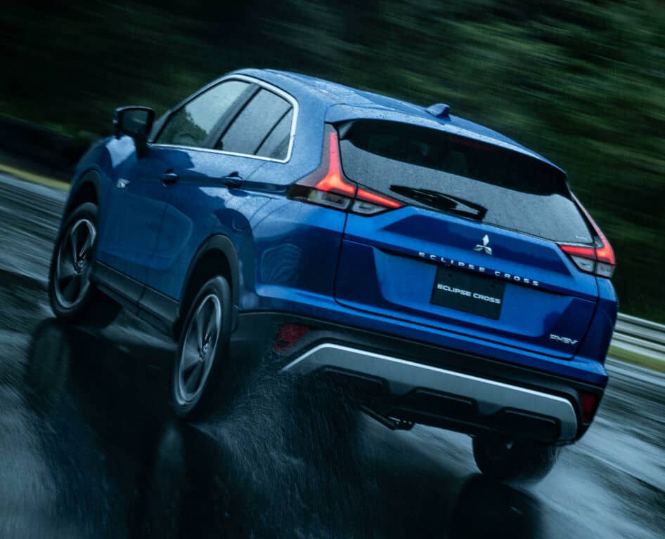 Toma trasera bajo la lluvia, visualizando luces