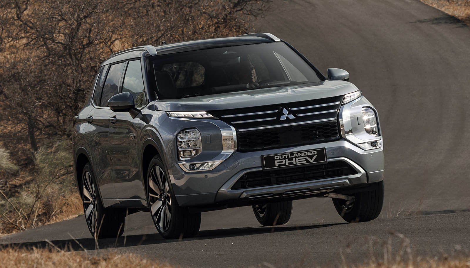 El Mitsubishi Outlander Híbrido destaca por su robusto diseño frontal y líneas fluidas.