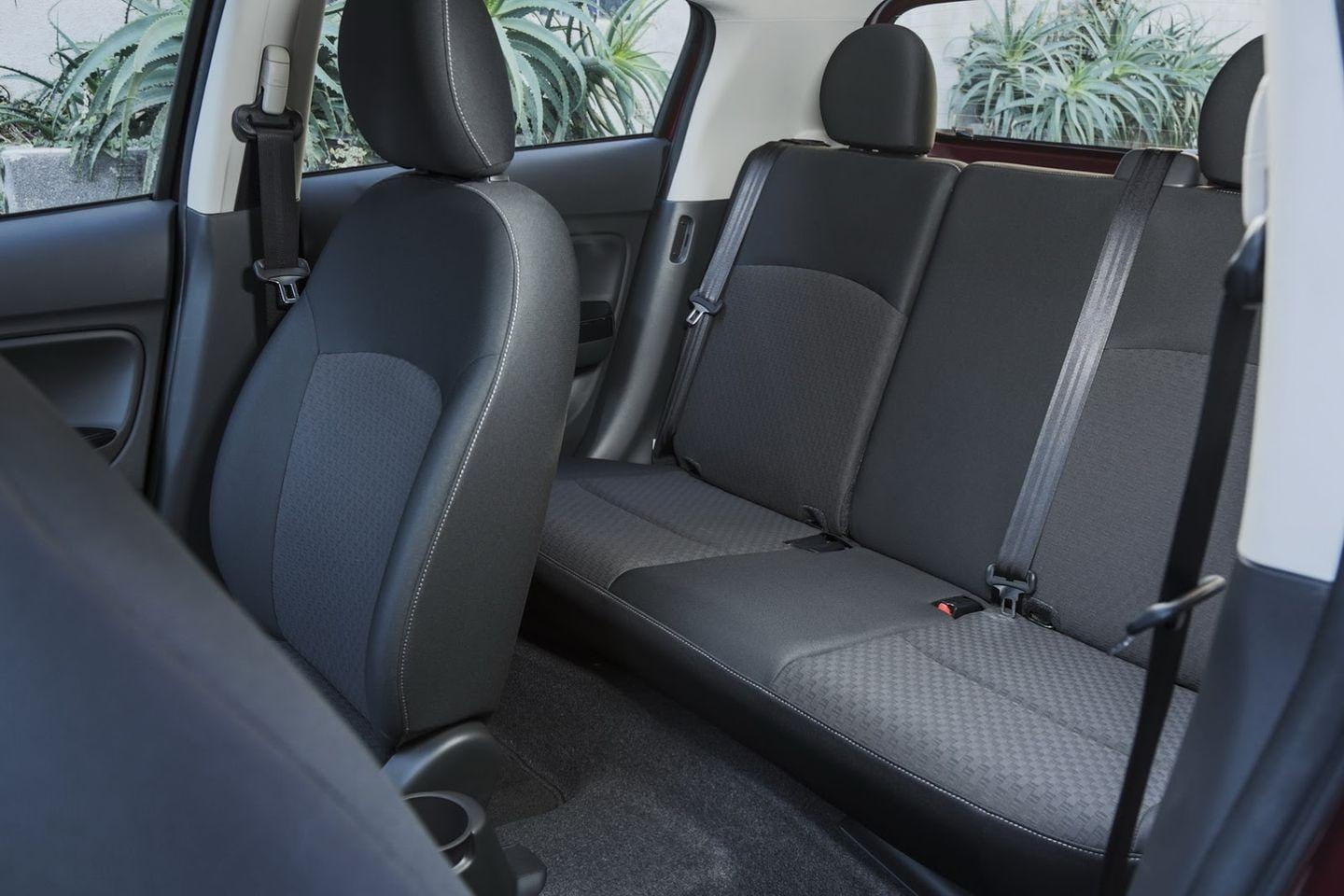 Asientos traseros ofreciendo confort y amplitud.