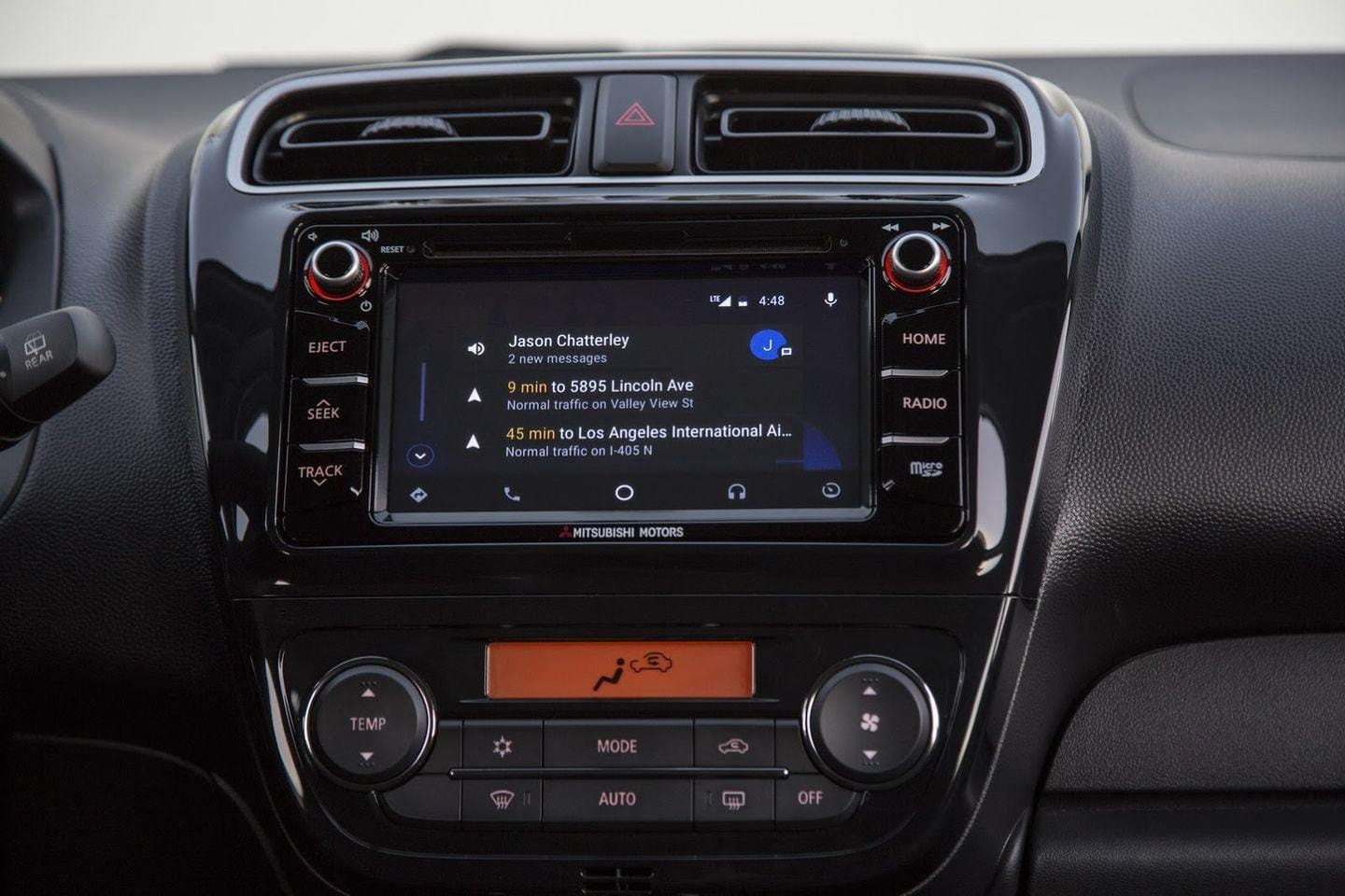 Vista completa de la consola central y sistema de navegación.