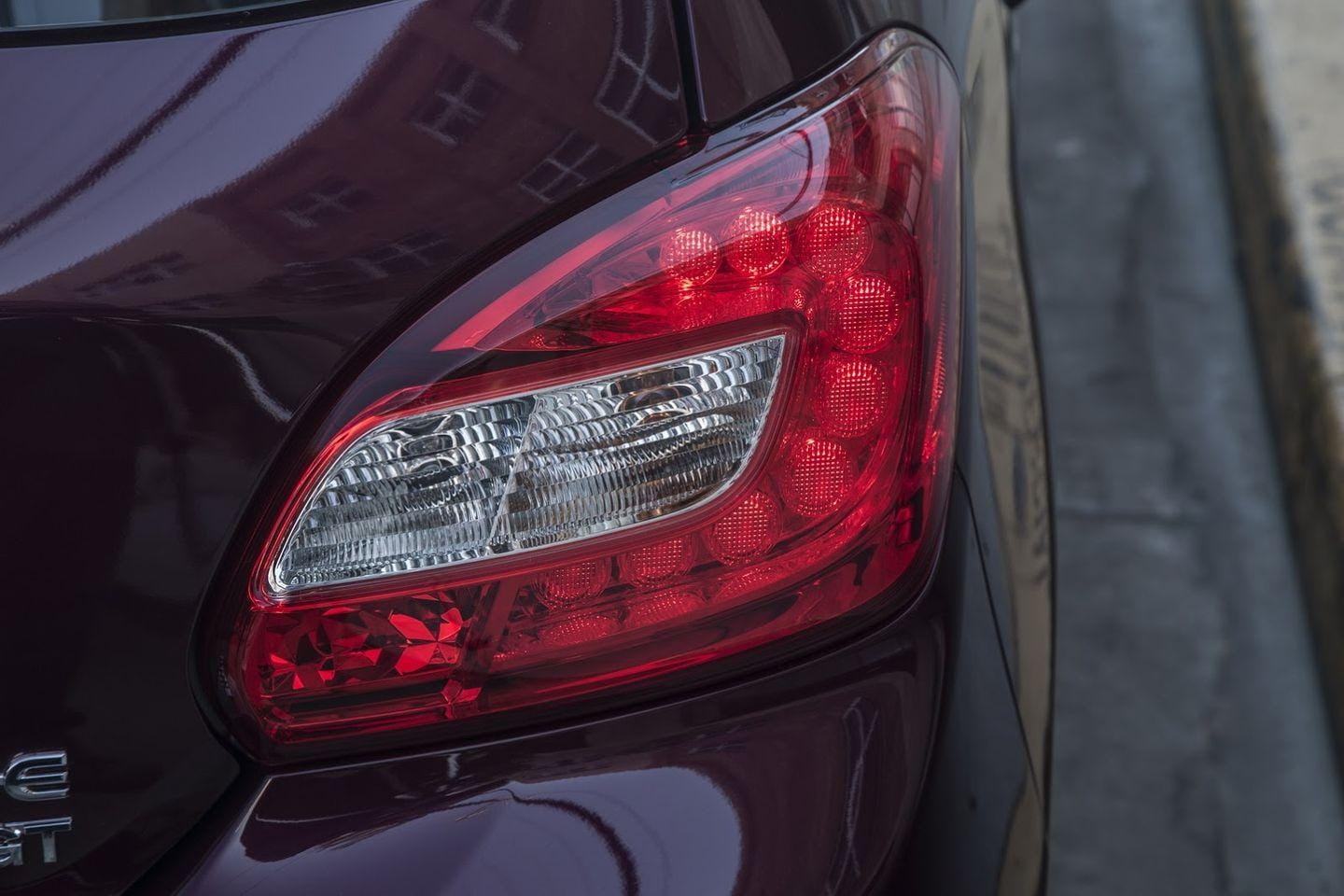 Close-up del faro trasero, ilustrando el diseño y la tecnología de iluminación.