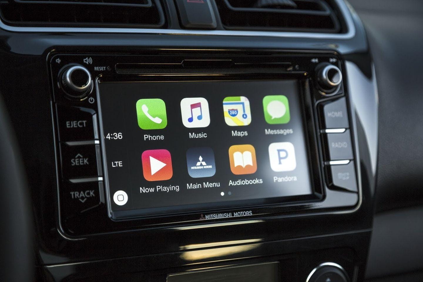 Sistema de infotainment del Mitsubishi Space Star con pantalla táctil.