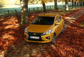 Vista diagonal delantera del Mitsubishi Space Star en ambiente otoñal. Vista diagonal delantera del Mitsubishi Space Star en ambiente otoñal.