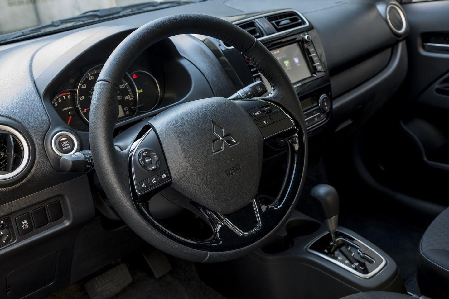 Volante multifunción con acabados de calidad del Space Star.