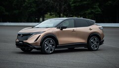 Perfil dinámico del Nissan Ariya mostrando su diseño aerodinámico. Perfil dinámico del Nissan Ariya mostrando su diseño aerodinámico.