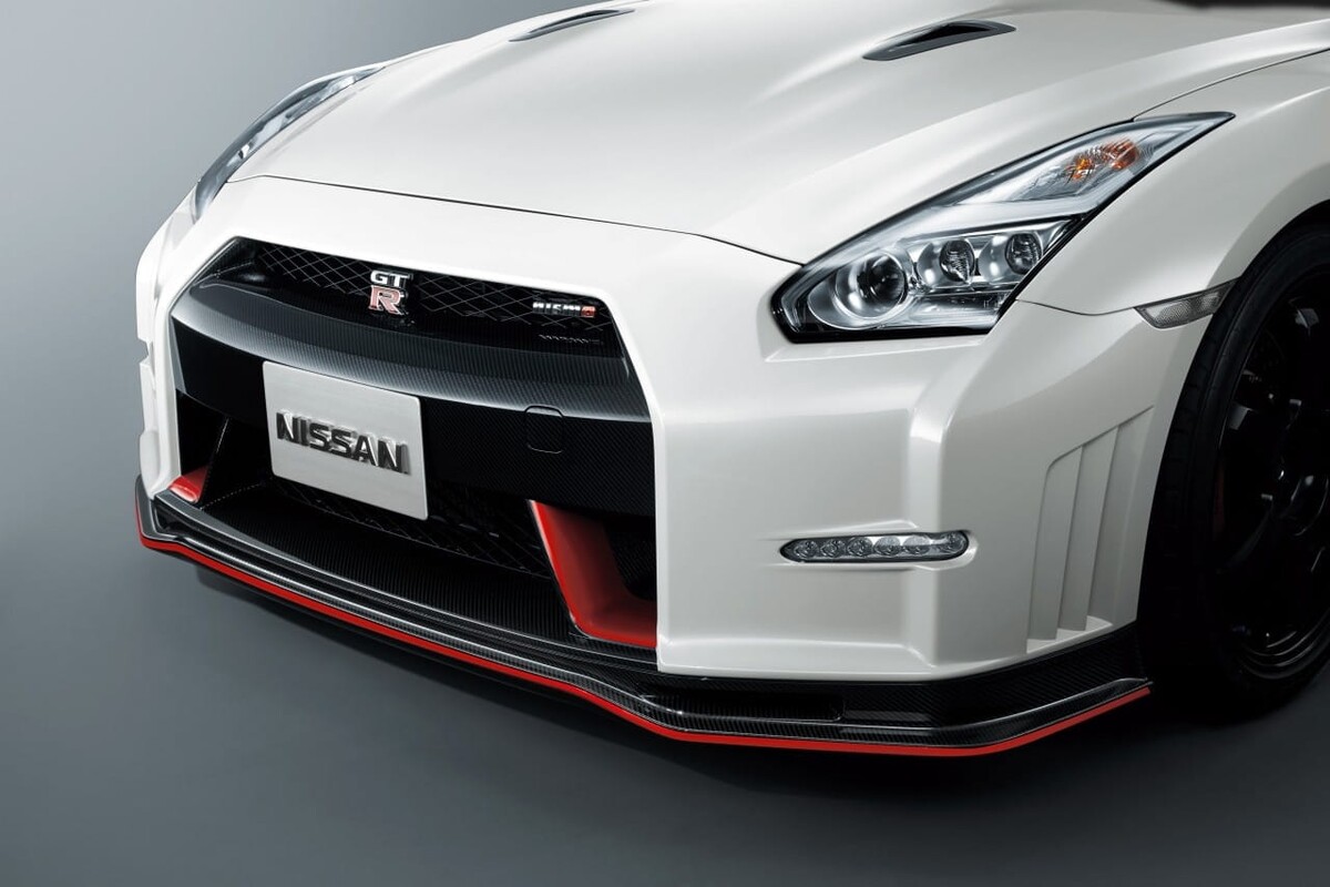 Imagen detallada del frontal del Nissan GT-R Nismo, enfocando en su diseño aerodinámico. Imagen detallada del frontal del Nissan GT-R Nismo, enfocando en su diseño aerodinámico.