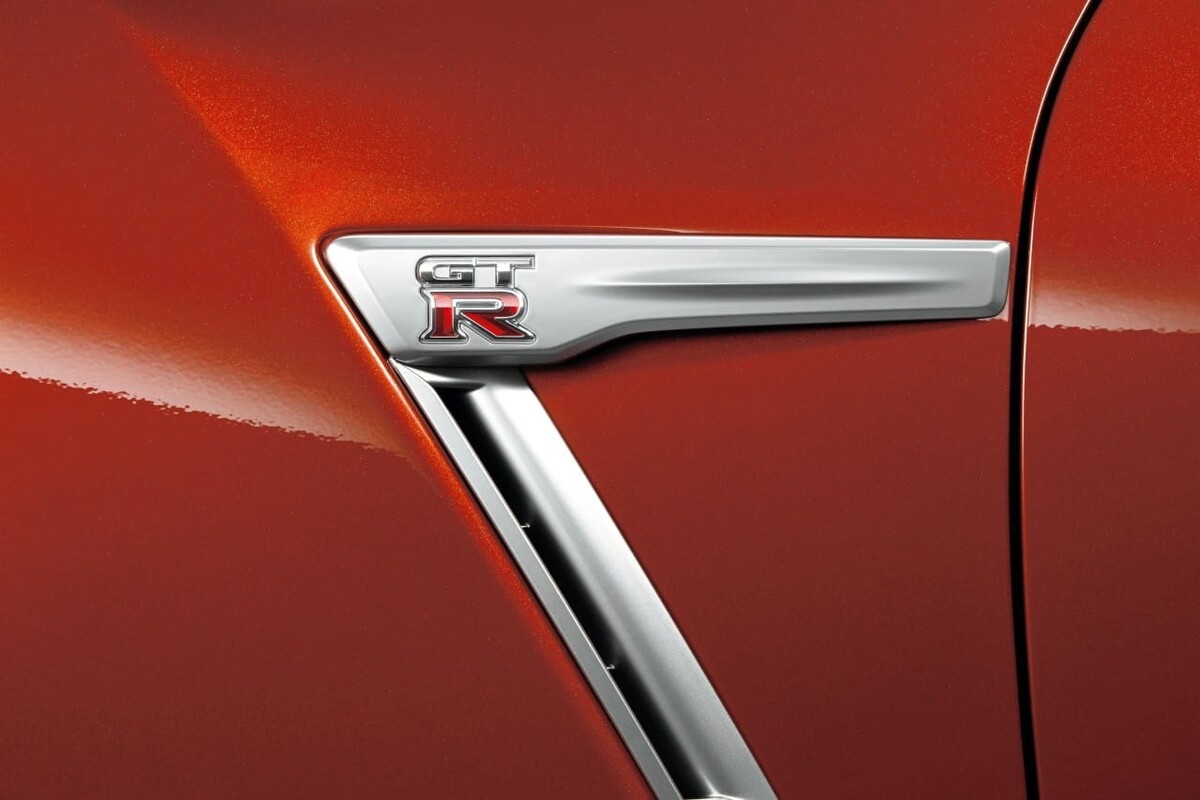 Detalle del distintivo emblema GT-R en el cuerpo del vehículo, símbolo de su legado deportivo. Detalle del distintivo emblema GT-R en el cuerpo del vehículo, símbolo de su legado deportivo.