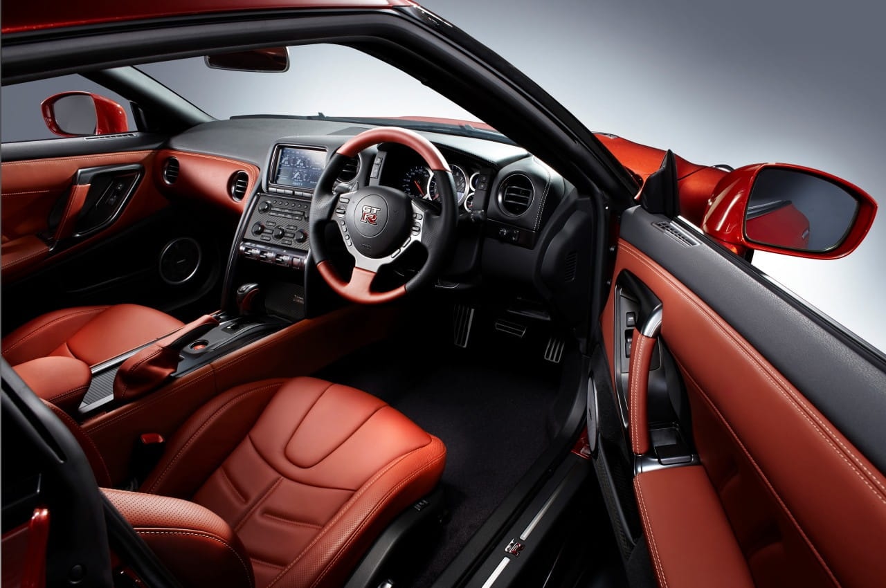 Interior lateral del Nissan GT-R, mostrando acceso a los asientos traseros y diseño ergonómico.