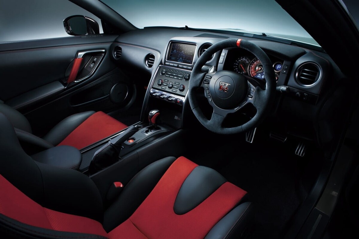 Vista del habitáculo del Nissan GT-R, con detalles en rojo y negro. Vista del habitáculo del Nissan GT-R, con detalles en rojo y negro.