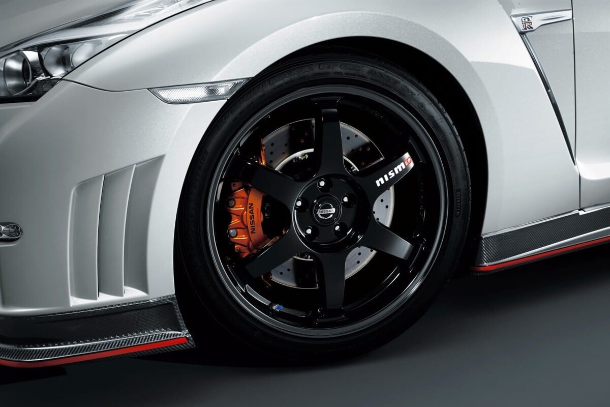 Detalle de la llanta NISMO con frenos Brembo del GT-R. Detalle de la llanta NISMO con frenos Brembo del GT-R.