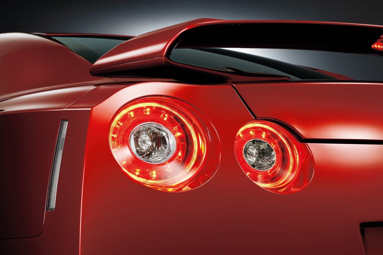 Fotografía detallada de las icónicas luces traseras circulares del Nissan GT-R.