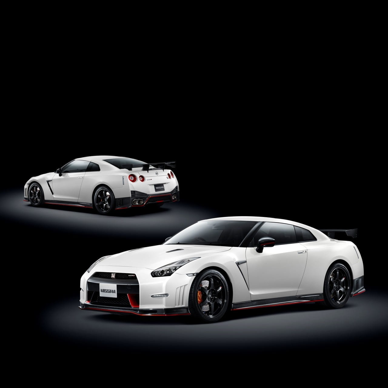 El Nissan GT-R en vista frontal y trasera, todo un ícono deportivo.