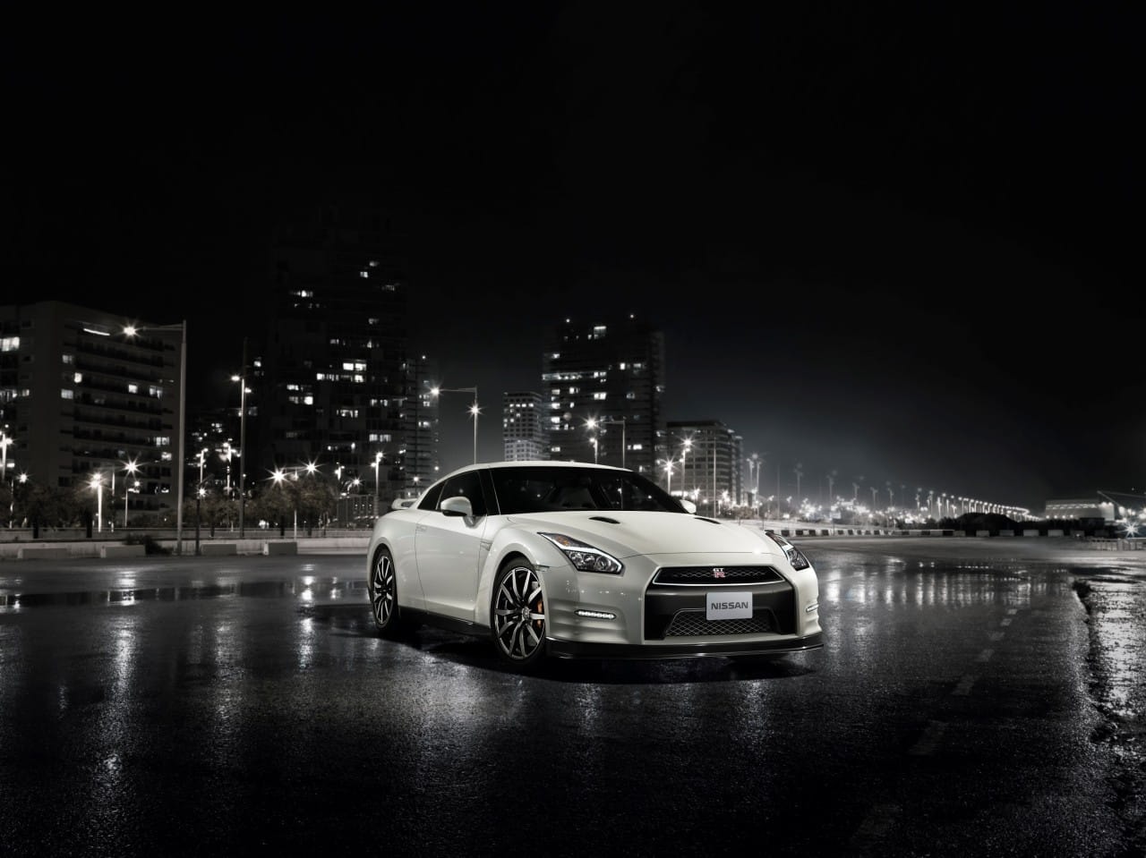 Imagen nocturna del Nissan GT-R en color blanco, en un entorno urbano.