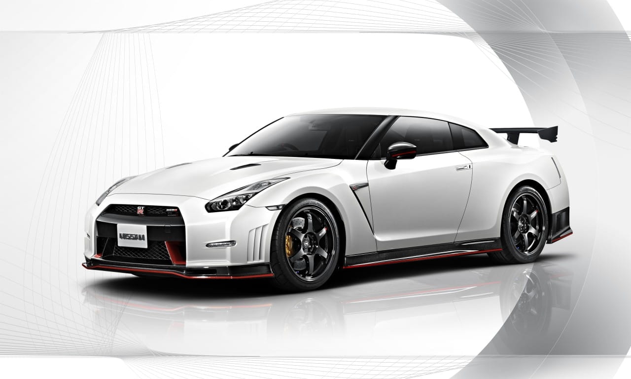 Imagen del Nissan GT-R Nismo en ángulo que combina vista lateral y delantera.