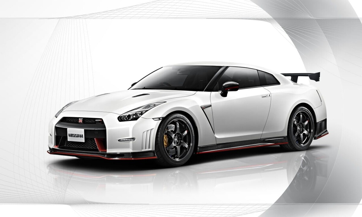 Imagen del Nissan GT-R Nismo en ángulo que combina vista lateral y delantera. Imagen del Nissan GT-R Nismo en ángulo que combina vista lateral y delantera.