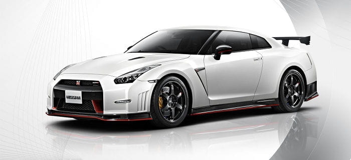 Vista frontal del Nissan GT-R Nismo, destacando su agresividad y deportividad.