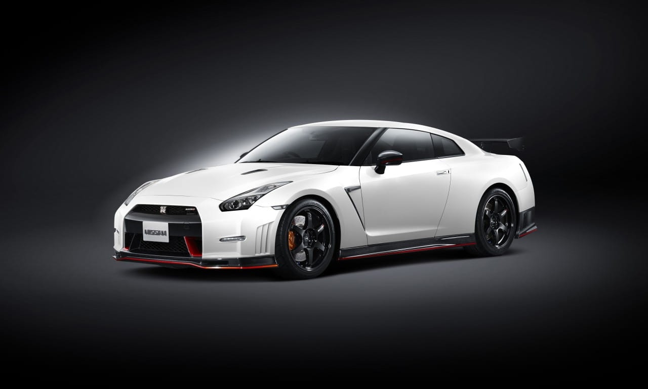 Perfil lateral del Nissan GT-R Nismo que muestra sus líneas aerodinámicas.