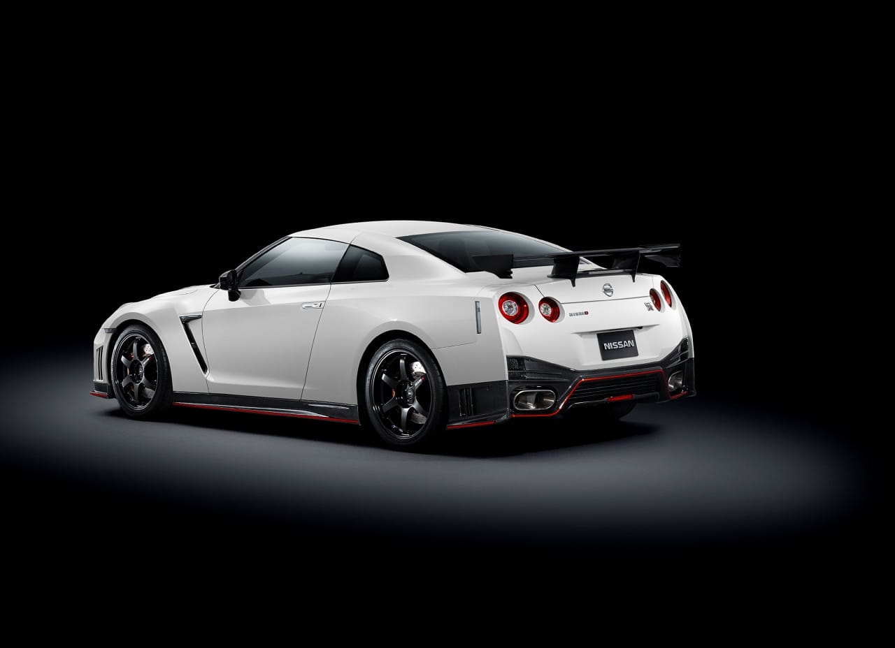 Trasera del Nissan GT-R Nismo resaltando su alerón y diseño de escape.