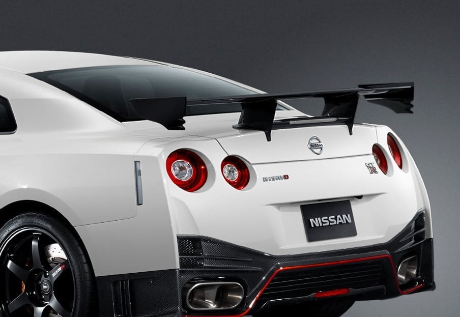 Perspectiva trasera del Nissan GT-R Nismo con énfasis en su alerón y diseño de colines.