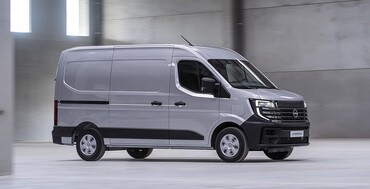 Vista lateral que muestra el diseño robusto y funcional del Nissan Interstar eléctrico. Vista lateral que muestra el diseño robusto y funcional del Nissan Interstar eléctrico.