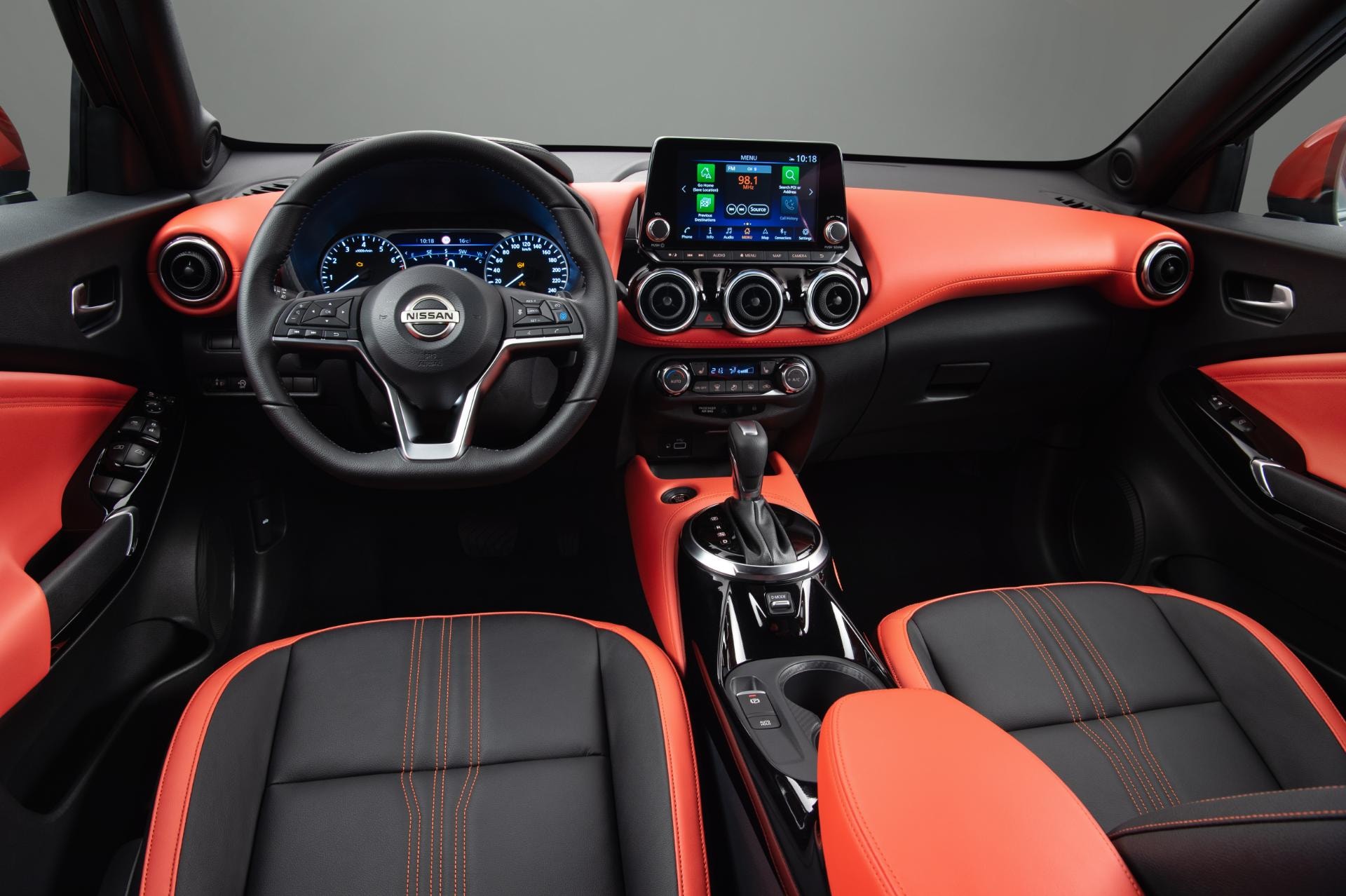 Interior deportivo con asientos bi-tono del Nissan Juke híbrido.