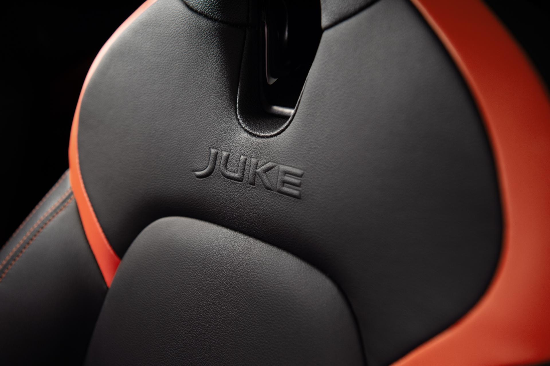 Detalle del grabado "JUKE" en la parte superior del asiento.