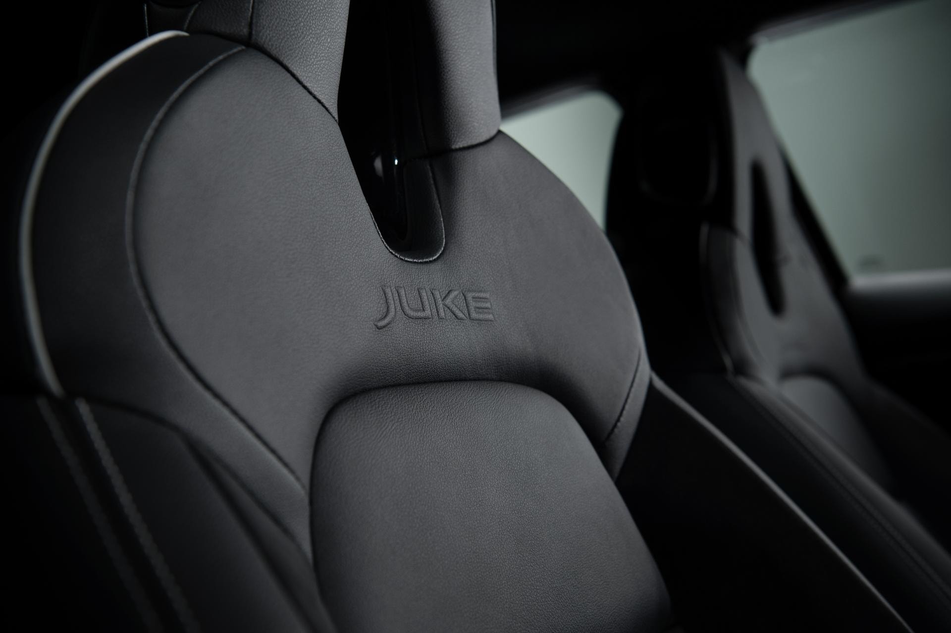 Enfoque en la textura y acabados de los asientos del Nissan Juke híbrido.