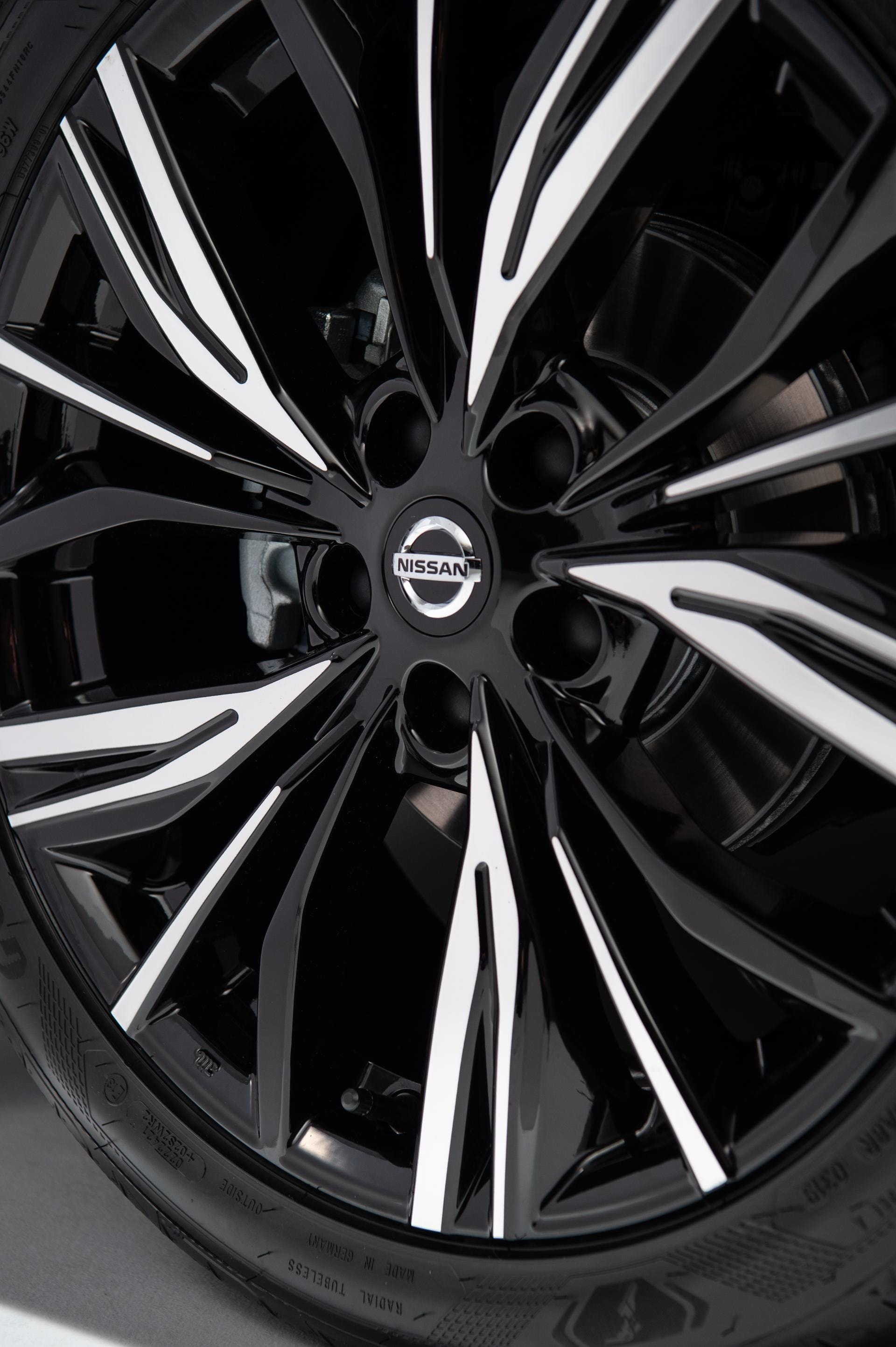 Primer plano de la rueda de aleación con diseño distintivo.