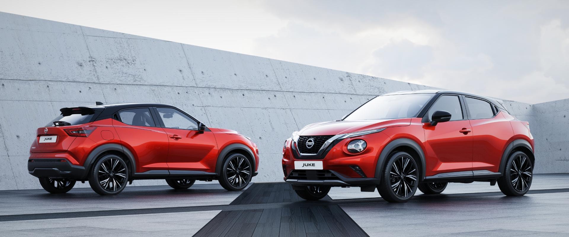 Comparativa lado a lado de las perspectivas delantera y trasera del Nissan Juke híbrido.