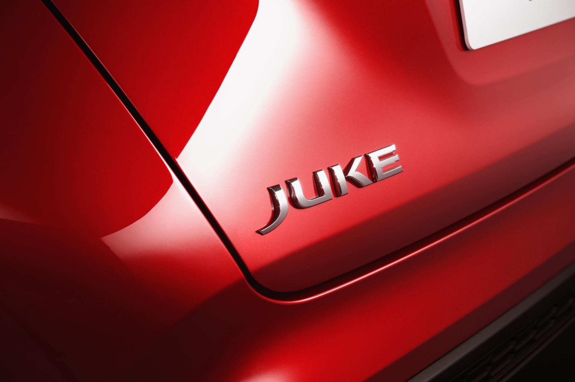 Primer plano del emblema 'JUKE' ubicado en la parte trasera.