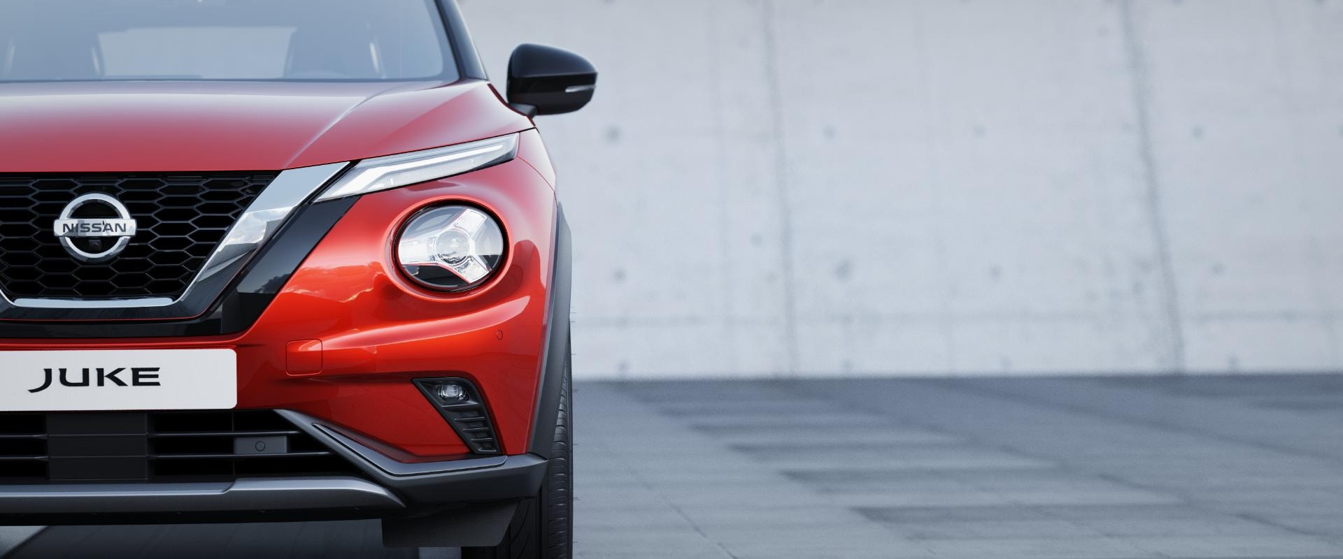 Fascinante frontal del Nissan Juke híbrido con su icónica parrilla.