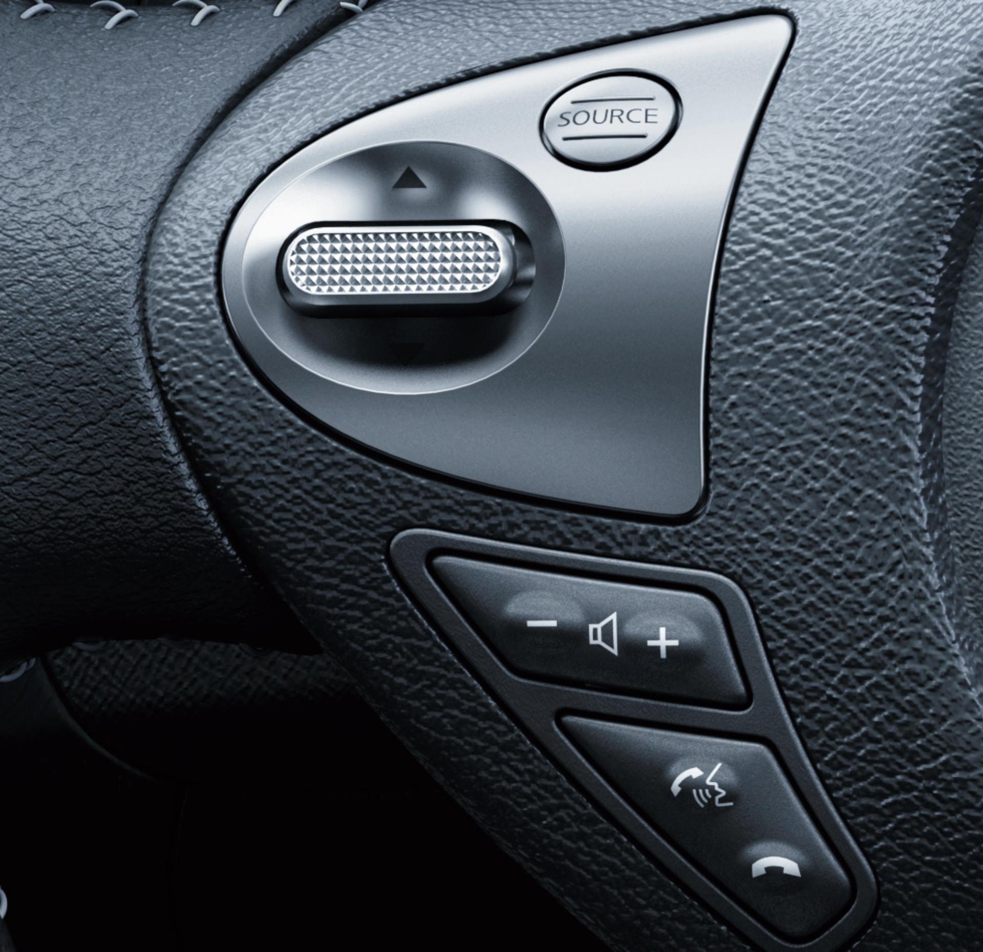 Detalle del mandos de audio en el volante del Nissan Juke híbrido.