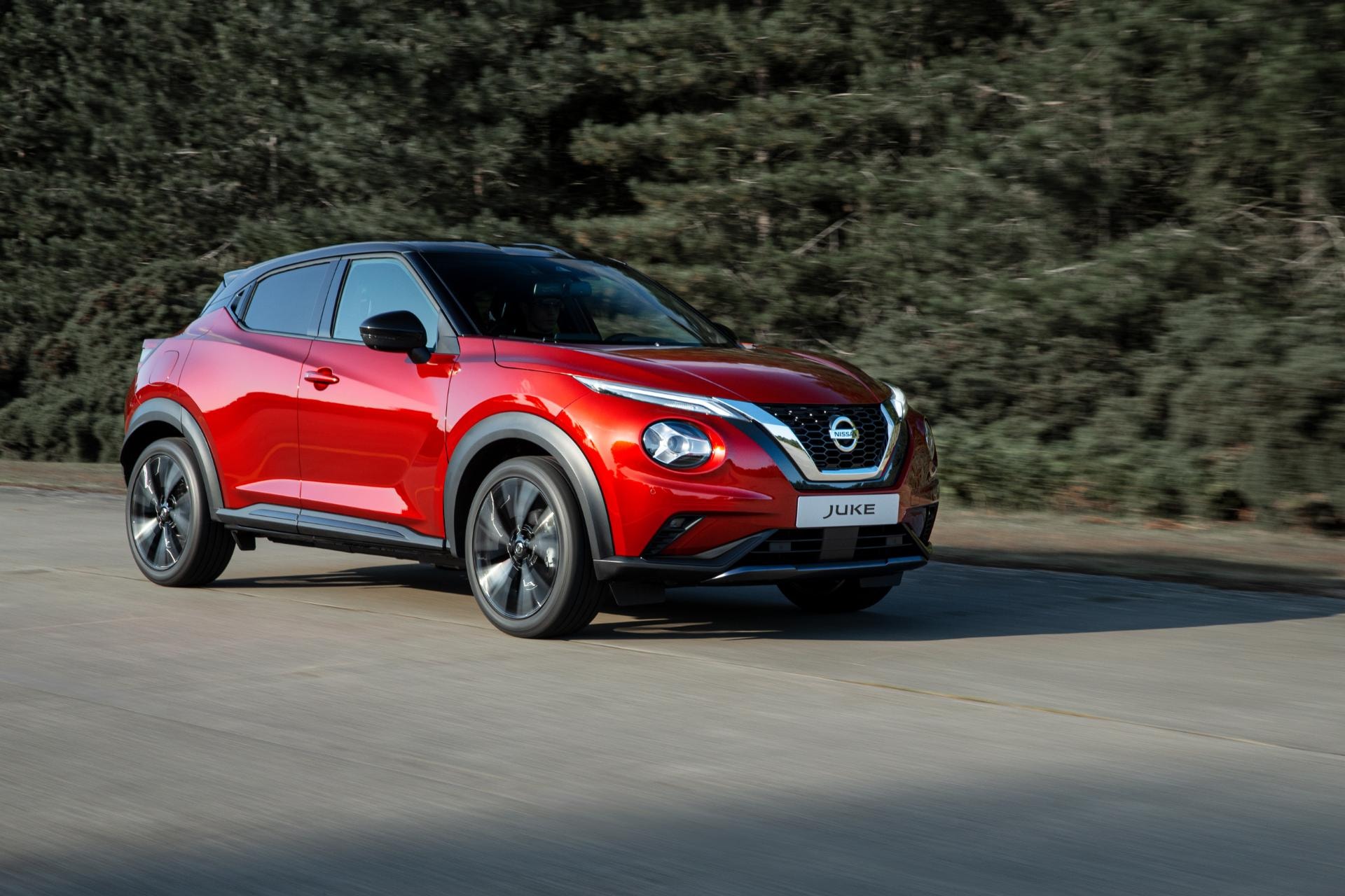 El Nissan Juke híbrido captado en acción, muestra su estabilidad y diseño.