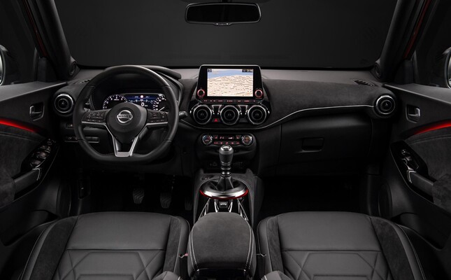 Cabina del Nissan Juke híbrido, con un enfoque en la ergonomía y el estilo. Cabina del Nissan Juke híbrido, con un enfoque en la ergonomía y el estilo.